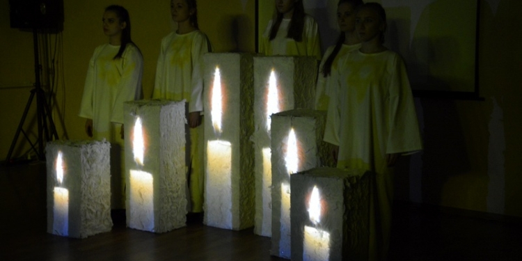 Шесть поминальных свечей в память о жертвах Холокоста: в Николаеве прошла традиционная акция памяти «Шесть миллионов сердец»