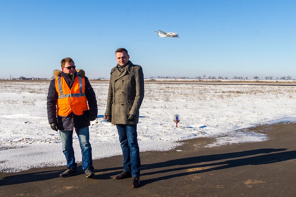Специальный самолет-лаборатория осуществил облет наземных радиотехнических средств Николаевского международного аэропорта 3