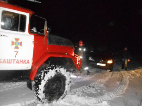 Слетела с дороги и застряла в снегу: николаевским спасателям пришлось вызволять легковушку 4