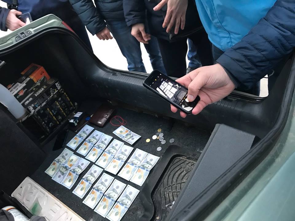 Хотел согласовать выделение земли под платную автостоянку: правоохранители рассказали, за что в Николаевскую мэрию несли $1,5 тыс. 1