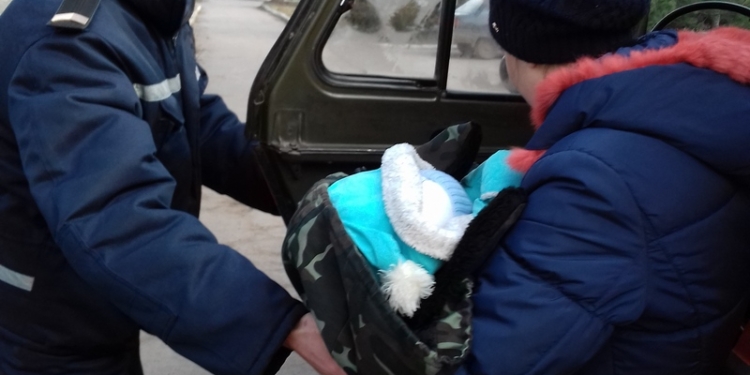 Грязь может быть также «пленительна», как и сугроб: на Николаевщине спасателям пришлось вытаскивать из грязи авто с температурящим младенцем