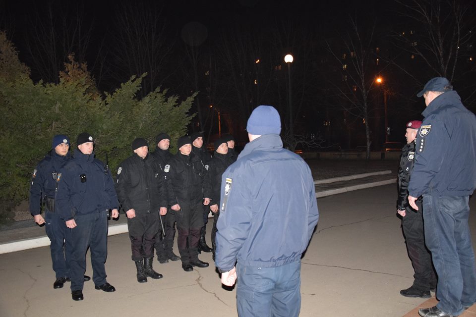 Со вчерашнего вечера покой жителей Николаева охраняют спецназовцы совместно с патрульными полицейскими 6