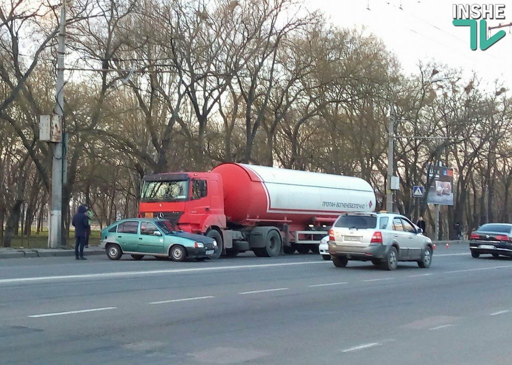 В Николаеве грузовик-цистерна с пропаном протаранил Опель 6