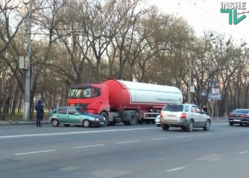 В Николаеве грузовик-цистерна с пропаном протаранил Опель