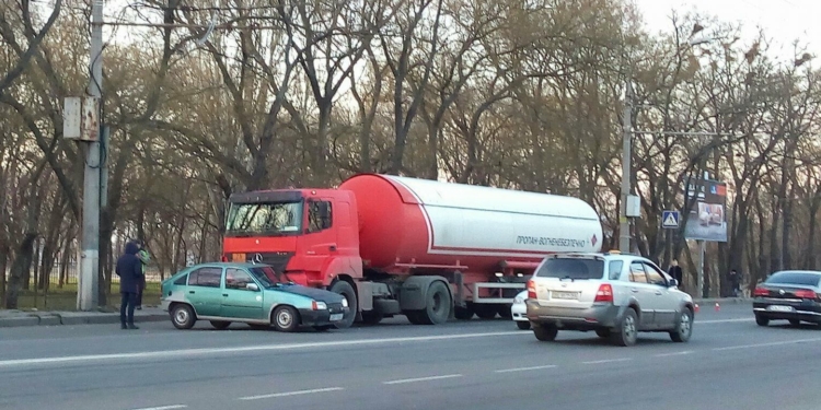 В Николаеве грузовик-цистерна с пропаном протаранил Опель