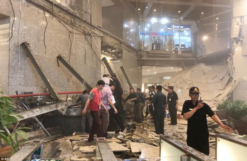 На фондовой бирже в Джакарте рухнул балкон в здании – пострадало 80 человек 3