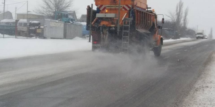 А снег идет… На расчистке дорог в Николаевской области работает 14 единиц техники. Если застряли, знайте, куда звонить