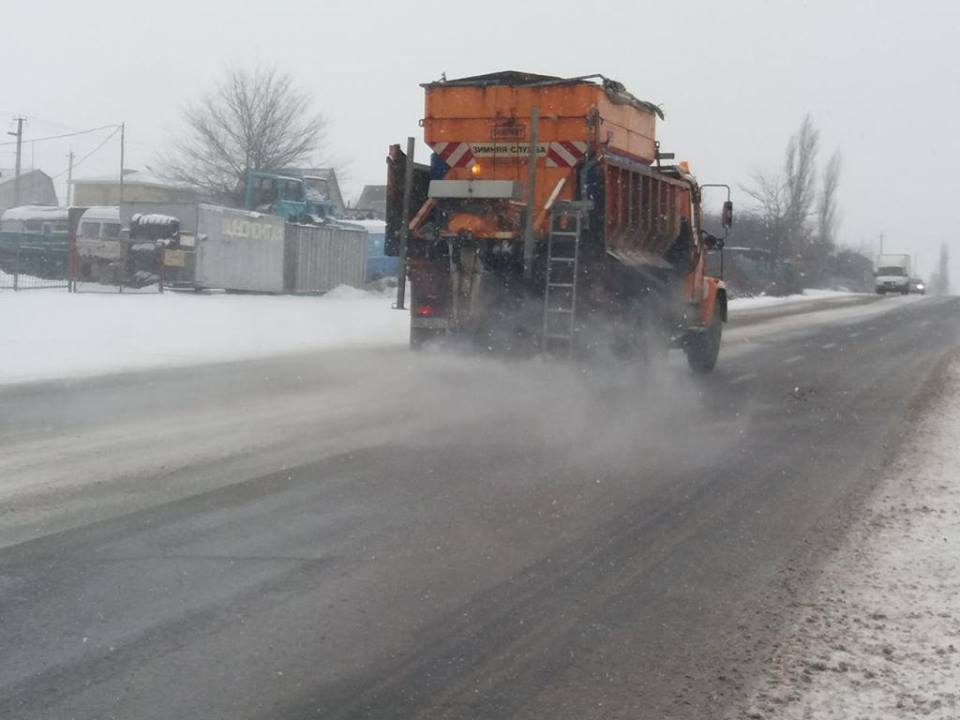 А снег идет… На расчистке дорог в Николаевской области работает 14 единиц техники. Если застряли, знайте, куда звонить 3