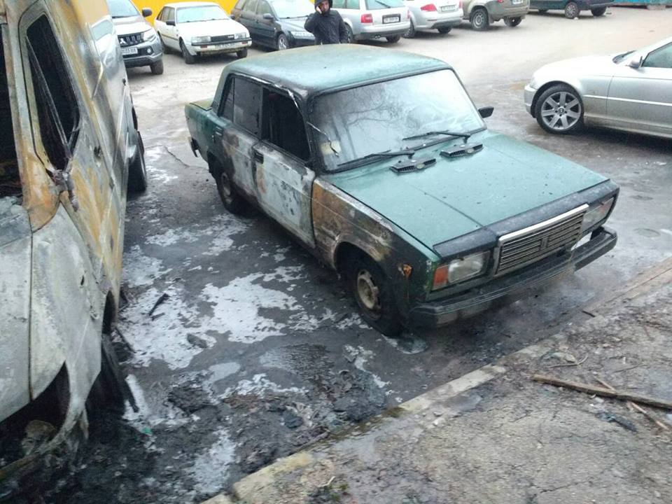В Первомайске на автостоянке загорелся микроавтобус – пострадал и рядом стоящий ВАЗ 3