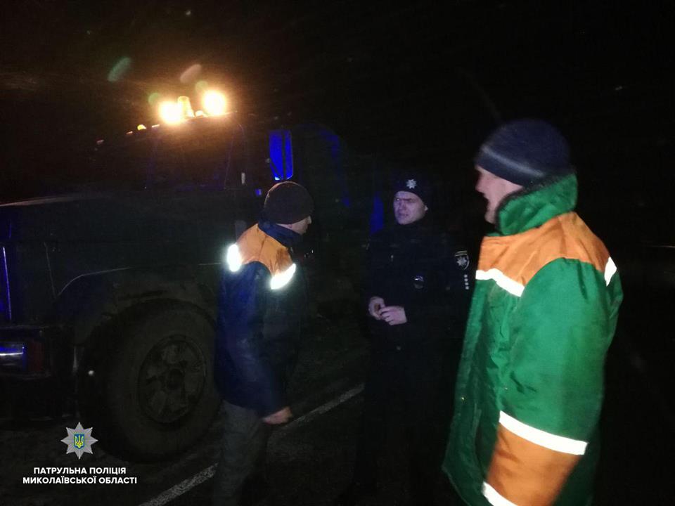 Патрульные Николаевщины в метель поехали на государственные трассы. И нашли опасные места 5