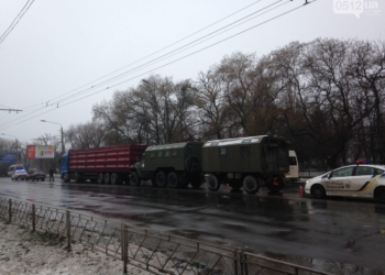 В Николаеве грузовик местной фирмы врезался в колонну военной техники