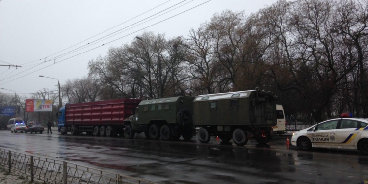 В Николаеве грузовик местной фирмы врезался в колонну военной техники