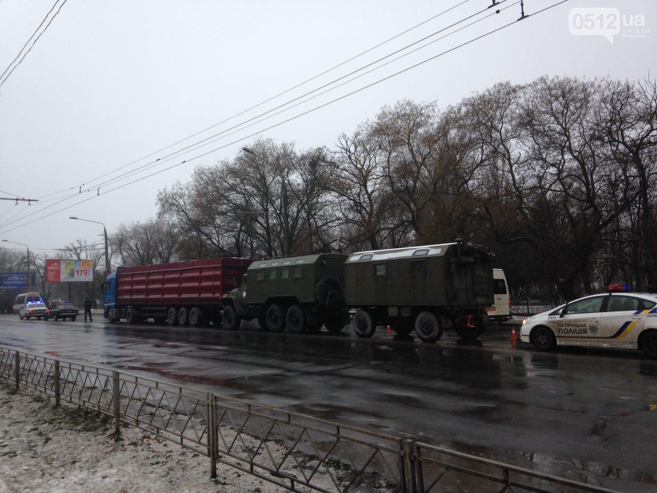 В Николаеве грузовик местной фирмы врезался в колонну военной техники