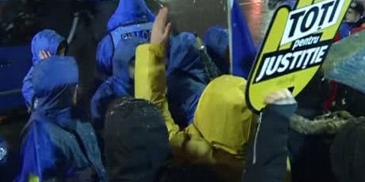 В Бухаресте вновь десятки тысяч людей вышли на антикоррупционный протест