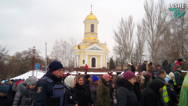 Крещенские купания в Николаеве: сотни горожан пришли на Нижнюю Набережную 33