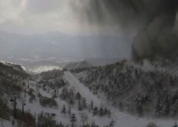 В Японии сняли видео  смертоносной черной лавины