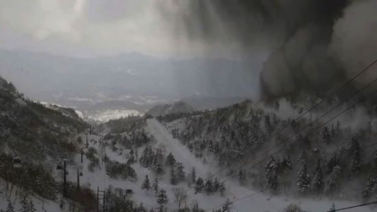 В Японии сняли видео смертоносной черной лавины 1