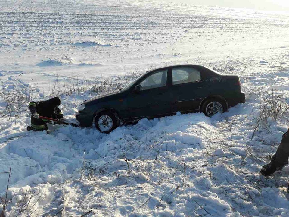 Спасатели Николаевской области вытащили из снега 2 машины - одну снесло в кювет 1