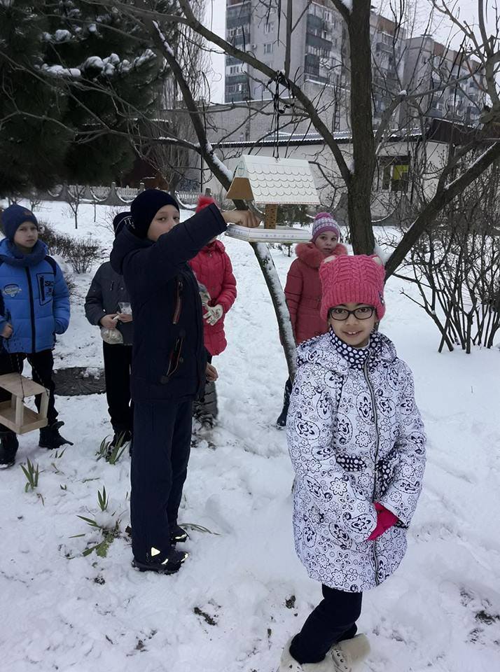 Десятки кормушек для птиц установили на Намыве местные школьники. И родители помогали 12