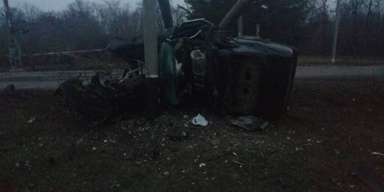 На Николаевщине BMW влетел в электроопору – водитель погиб, пассажира пришлось вырезать из автомобиля