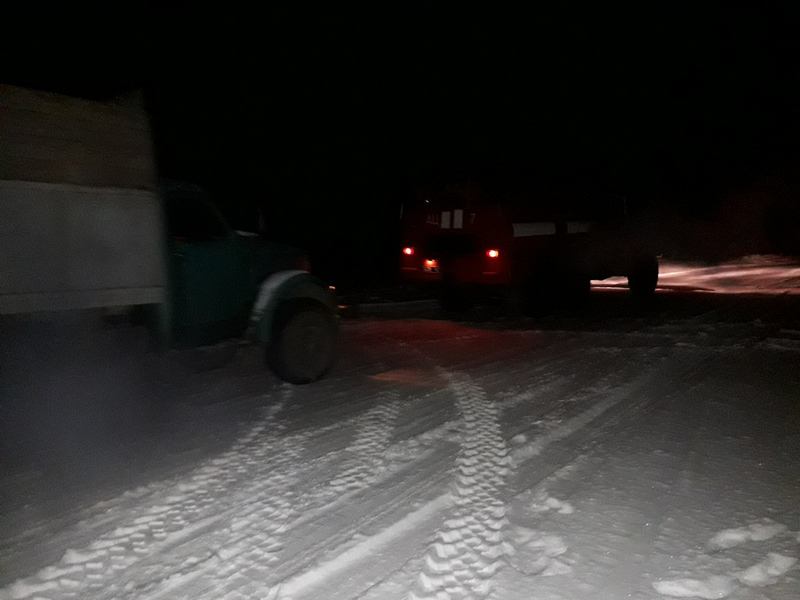 Спасатели Николаевской области вытащили из снега 2 машины - одну снесло в кювет 9