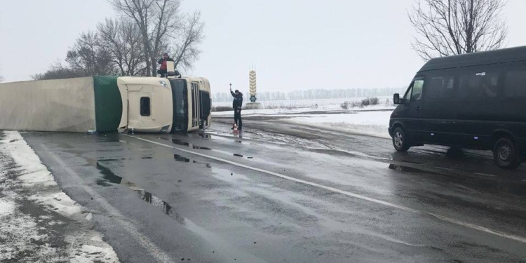В Николаевской области на скользкой дороге перевернулся DAF с прицепом