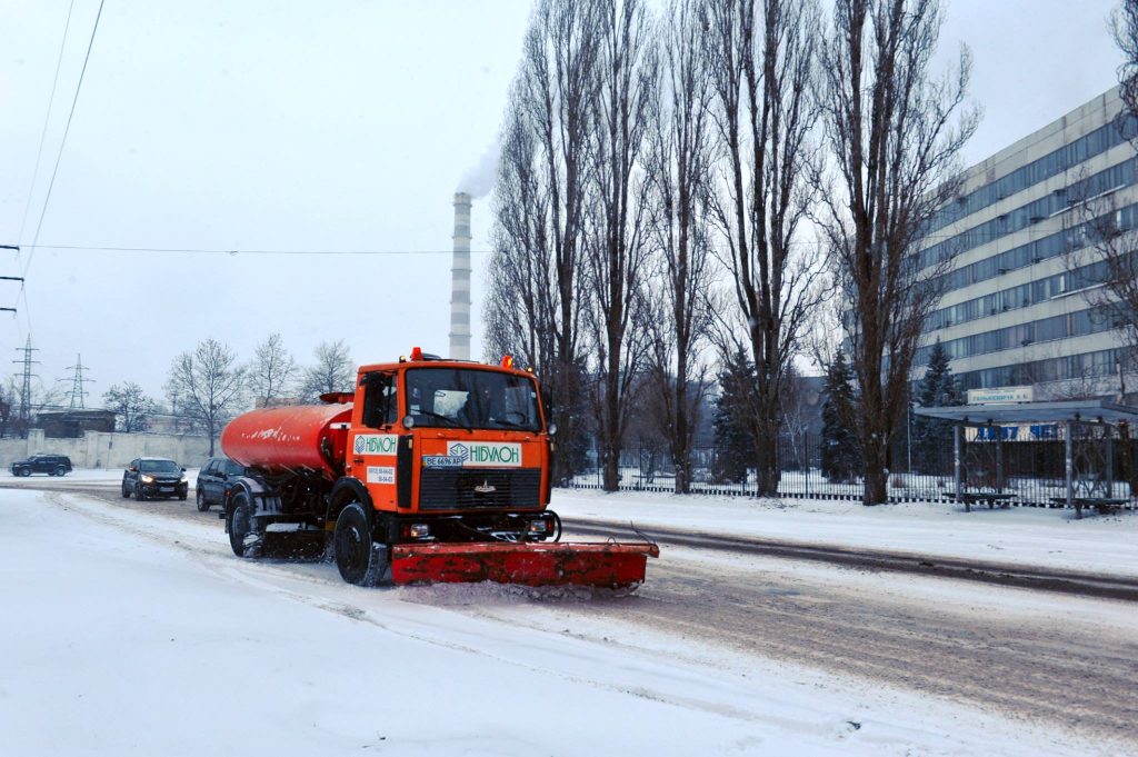 Предприятия Николаевщины, берите пример с "НИБУЛОНа" - техника компании чистит город от снега 3