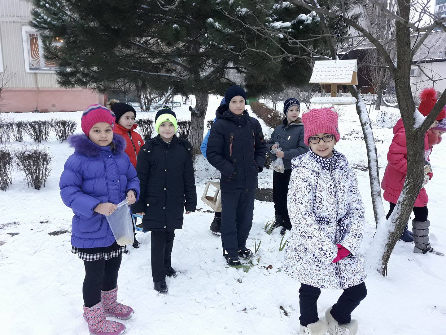 Десятки кормушек для птиц установили на Намыве местные школьники. И родители помогали