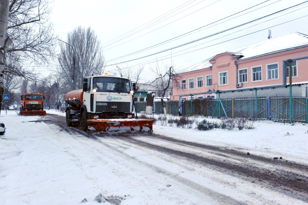 Предприятия Николаевщины, берите пример с "НИБУЛОНа" - техника компании чистит город от снега 5
