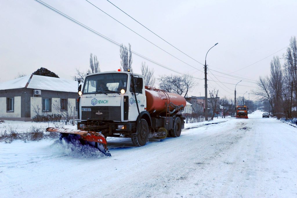 Предприятия Николаевщины, берите пример с "НИБУЛОНа" - техника компании чистит город от снега 7