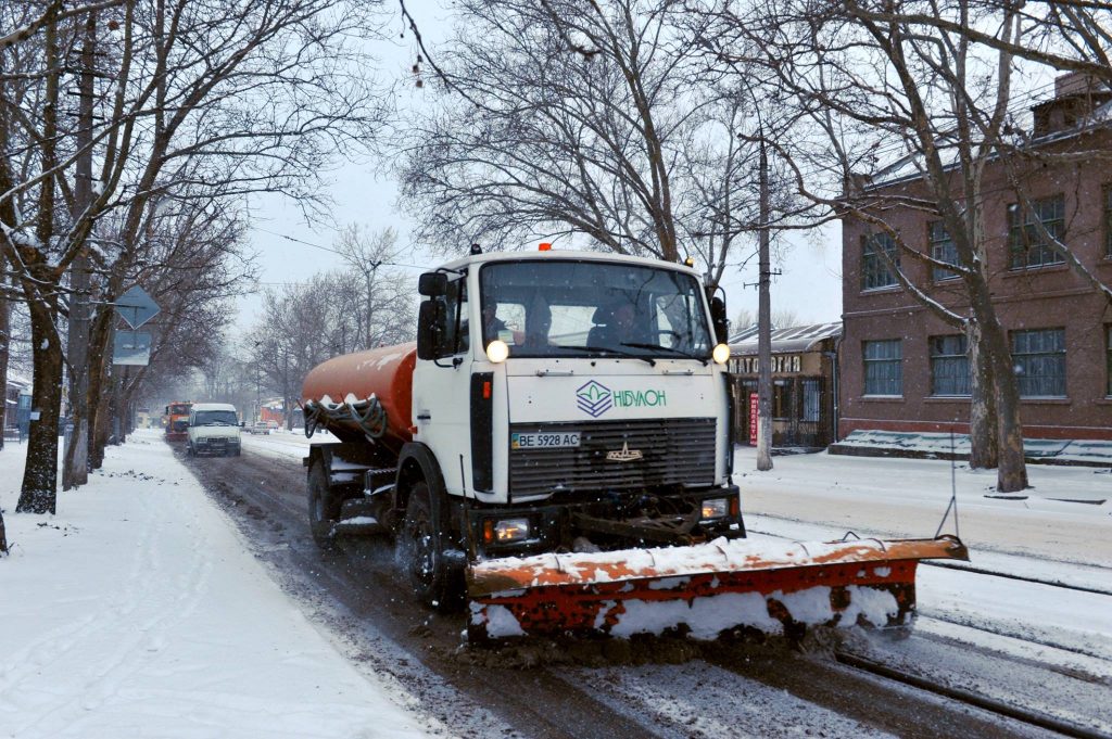 Предприятия Николаевщины, берите пример с "НИБУЛОНа" - техника компании чистит город от снега 1