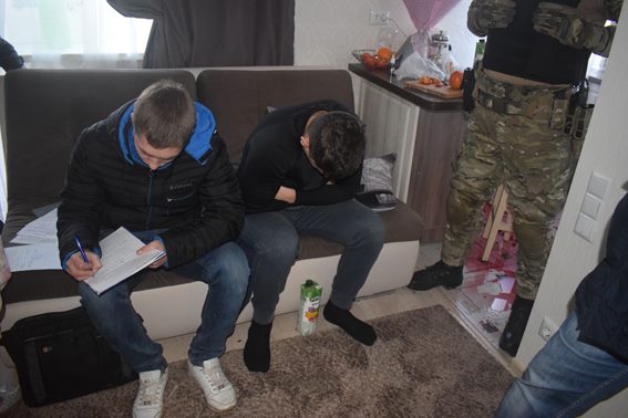 В Николаеве задержана банда закладчиков наркотиков. В ходе обысков изъята валюта и оборудование для майнинга 17