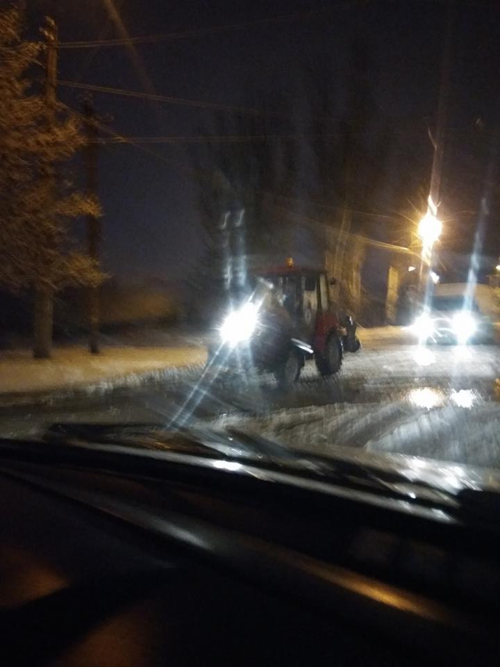 Всю ночь "спецслужбы" чистили Николаев от снега 1