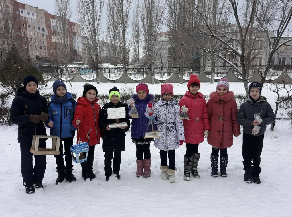 Десятки кормушек для птиц установили на Намыве местные школьники. И родители помогали 6