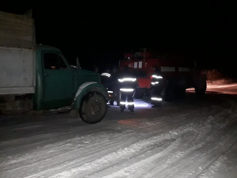 Спасатели Николаевской области вытащили из снега 2 машины - одну снесло в кювет 11