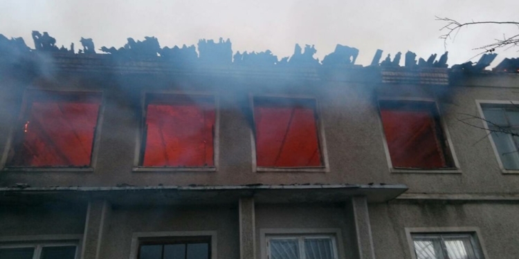 Сгорела крыша и верхний этаж здания в Казанковском районе. Причину еще предстоит установить