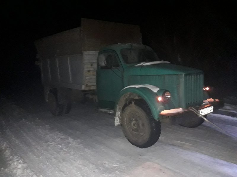 Спасатели Николаевской области вытащили из снега 2 машины - одну снесло в кювет 13
