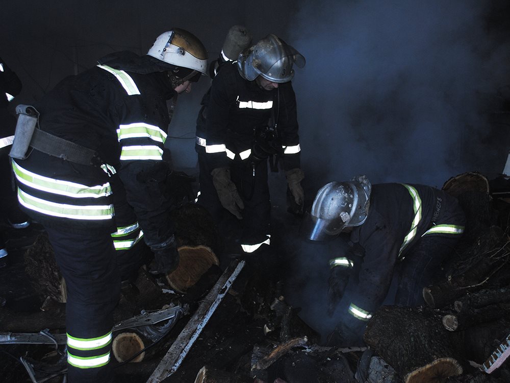 Загорелись дрова в пристройке. В Николаеве чуть не сгорел жилой дом 8