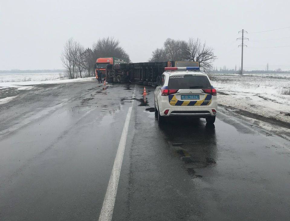 В Николаевской области на скользкой дороге перевернулся DAF с прицепом 2