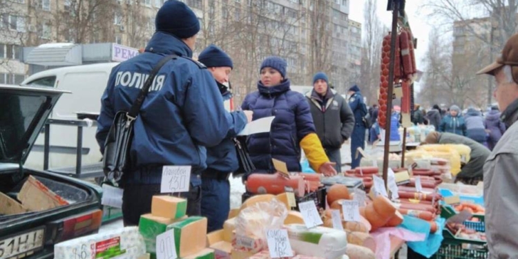 В Николаеве участковые боролись с антисанитарией на ярмарке по ул. Колодезной