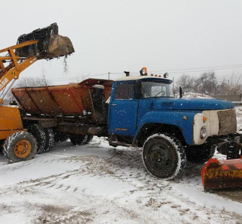 Дорожные службы Николаевской области за 3 дня высыпали на дороги 2130 тонн песчано-солевой смеси. Сегодня снова обещают метель 6