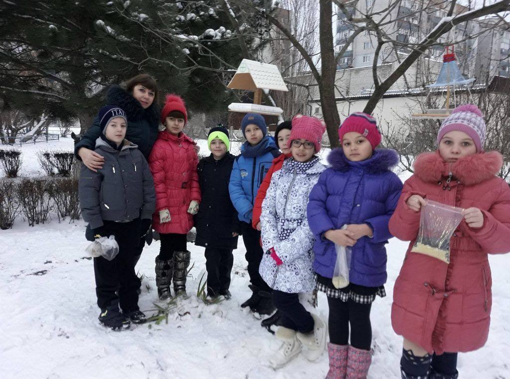 Десятки кормушек для птиц установили на Намыве местные школьники. И родители помогали 4