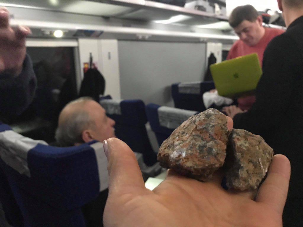 В поезде Киев-Львов камнями разбили окна. Почти попали в певицу Руслану 7
