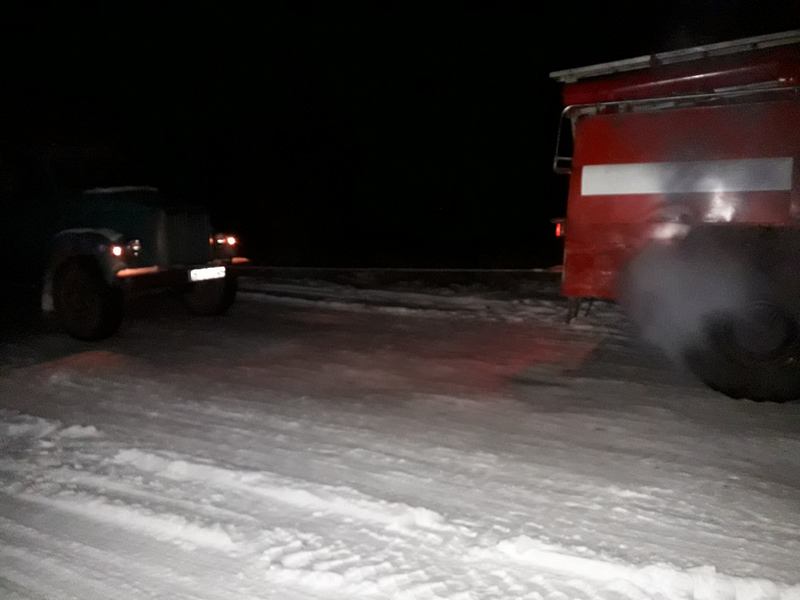 Спасатели Николаевской области вытащили из снега 2 машины - одну снесло в кювет 15