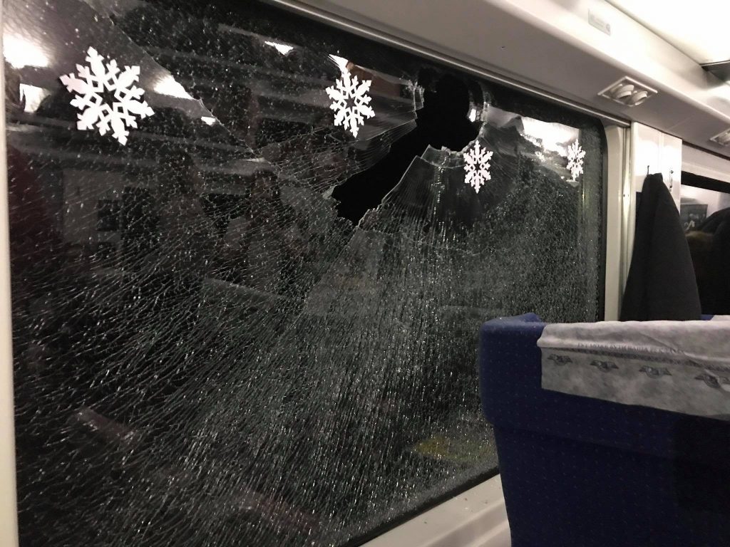 В поезде Киев-Львов камнями разбили окна. Почти попали в певицу Руслану 3