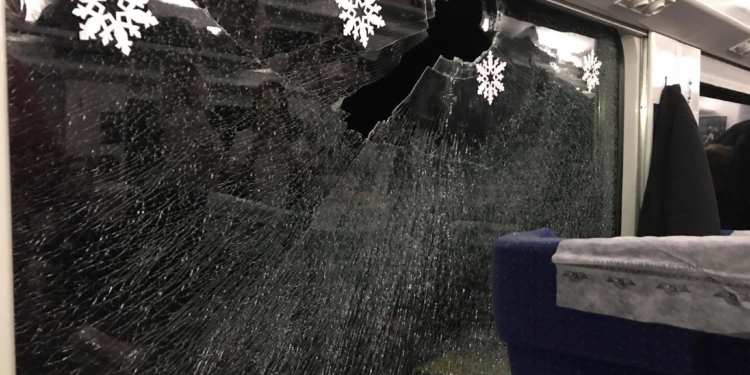 В поезде Киев-Львов камнями разбили окна. Почти попали в певицу Руслану