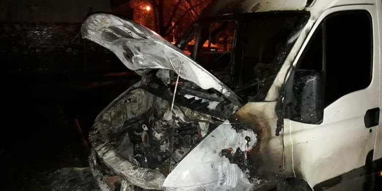 В Николаеве ночью сгорели два микроавтобуса