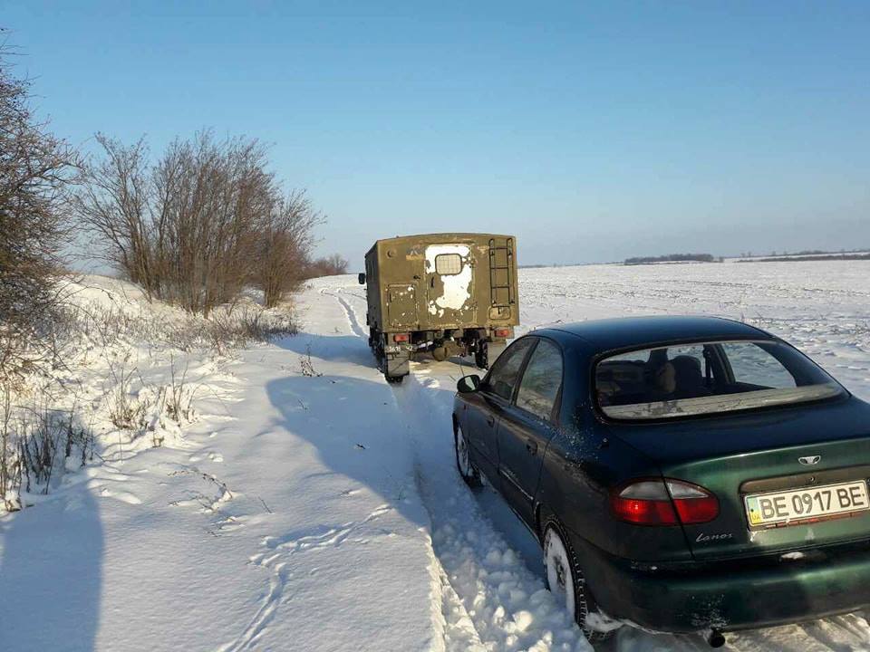 Спасатели Николаевской области вытащили из снега 2 машины - одну снесло в кювет 3