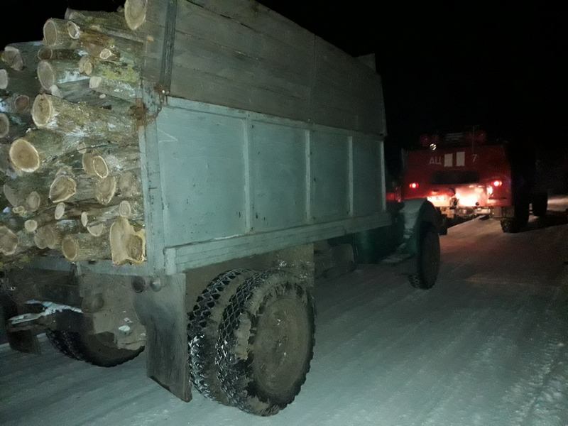 Спасатели Николаевской области вытащили из снега 2 машины - одну снесло в кювет 17