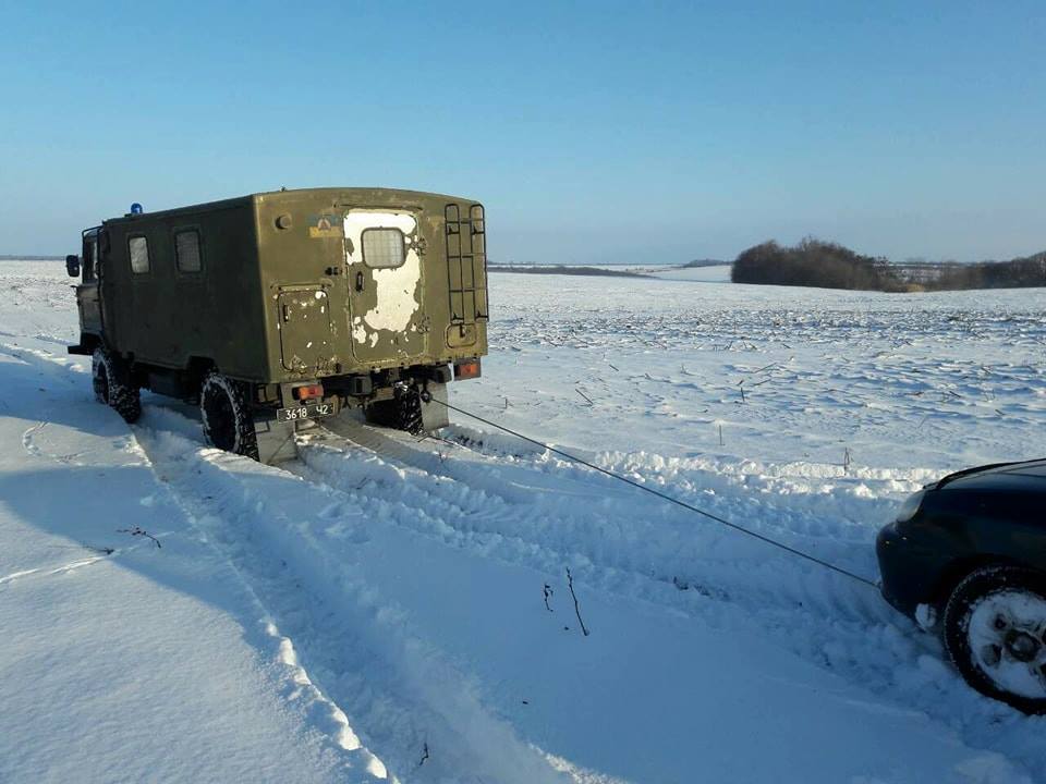 Спасатели Николаевской области вытащили из снега 2 машины - одну снесло в кювет 5